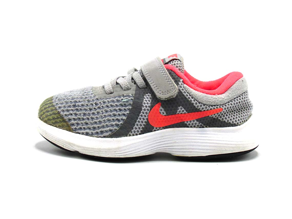 Nike Revolution 4