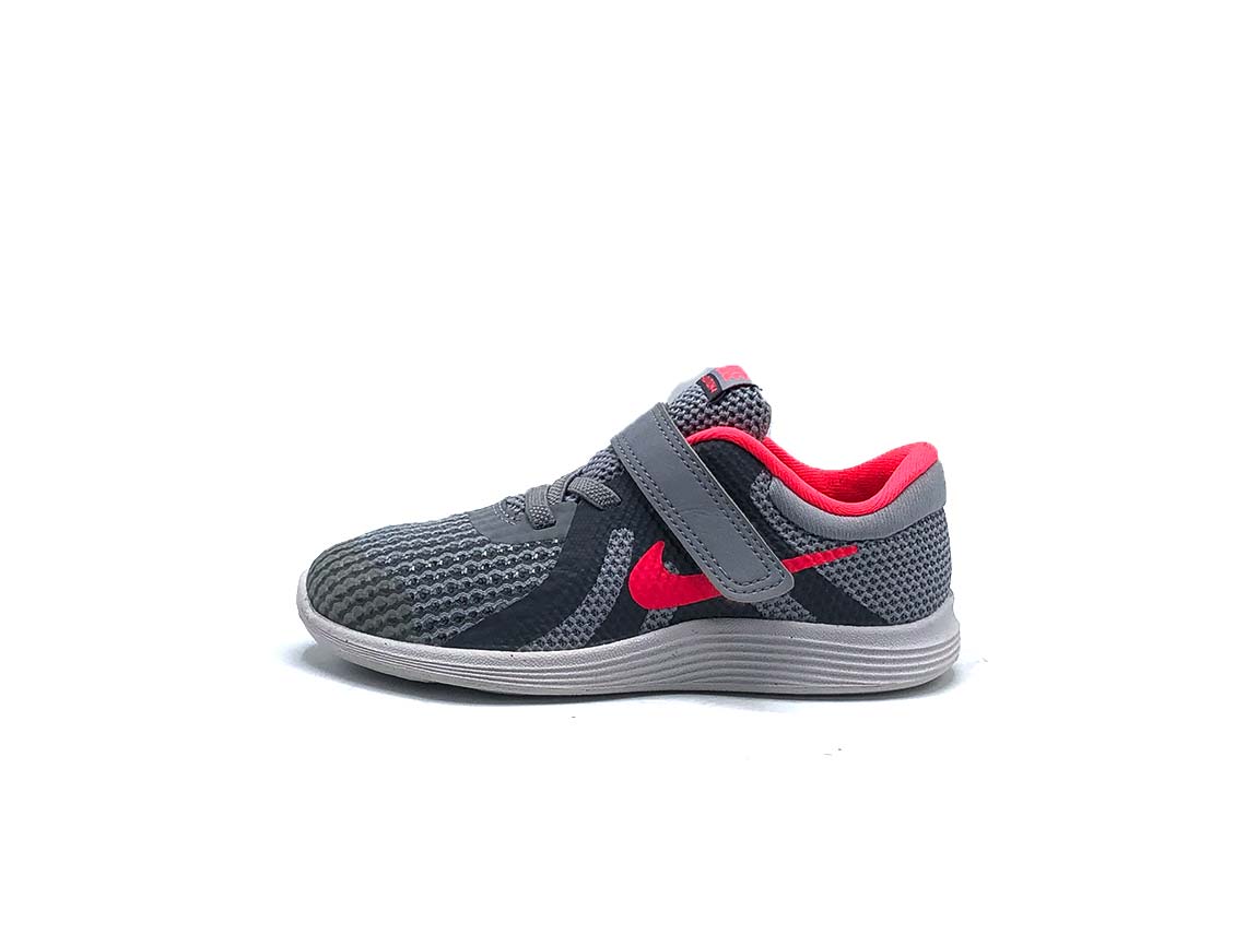 Nike Revolution 4