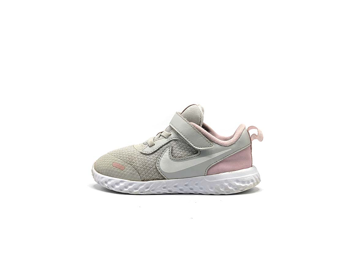 Nike Revolution 5