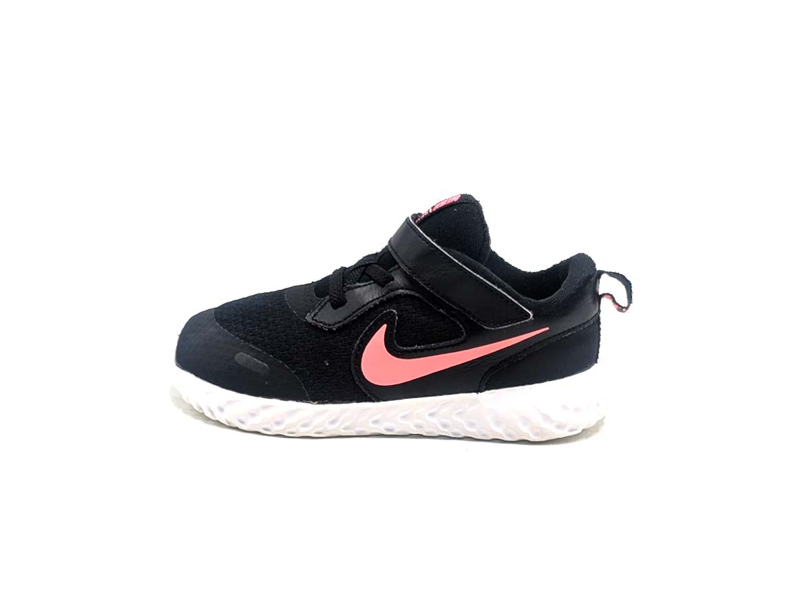 Nike Revolution 5