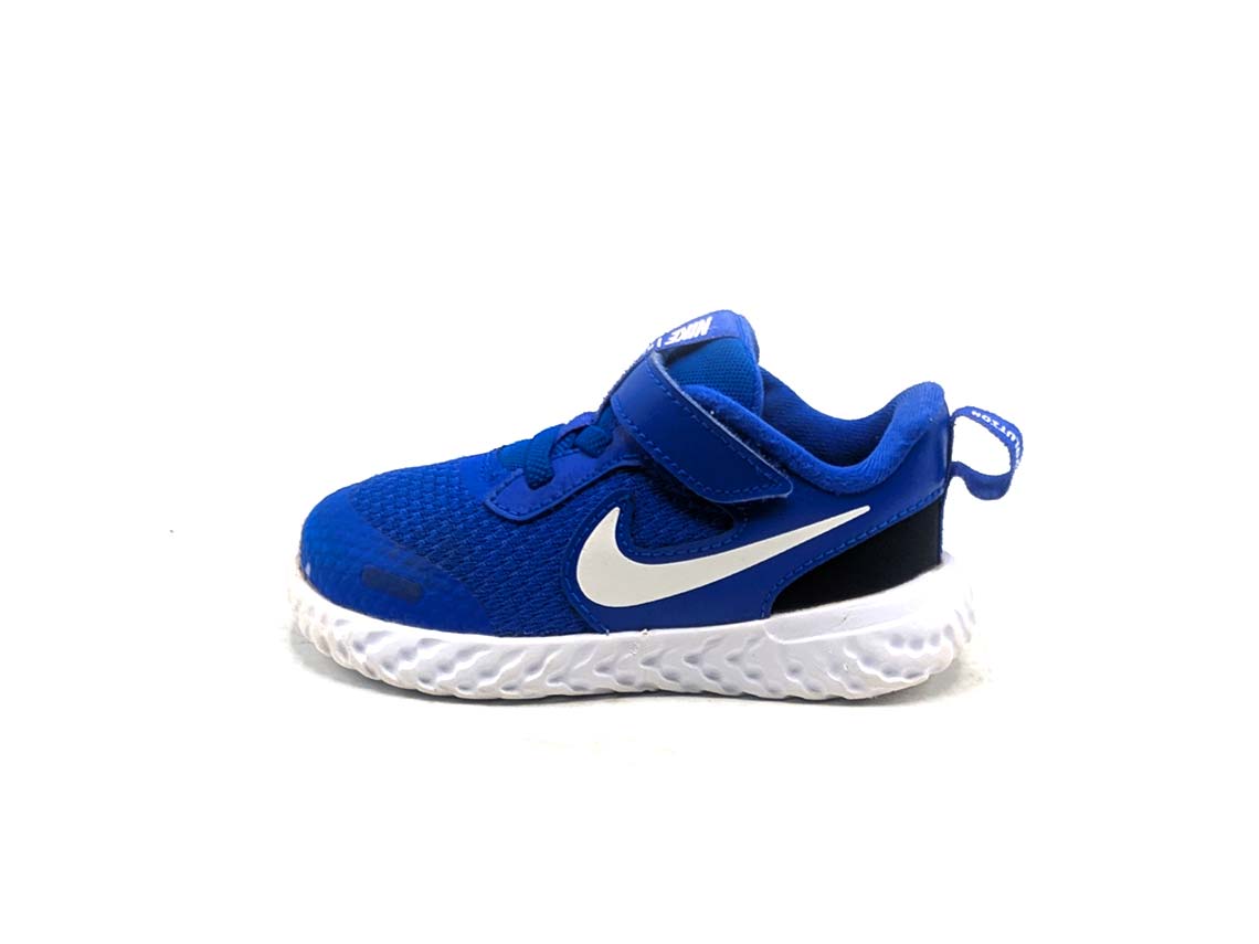 Nike Revolution 5