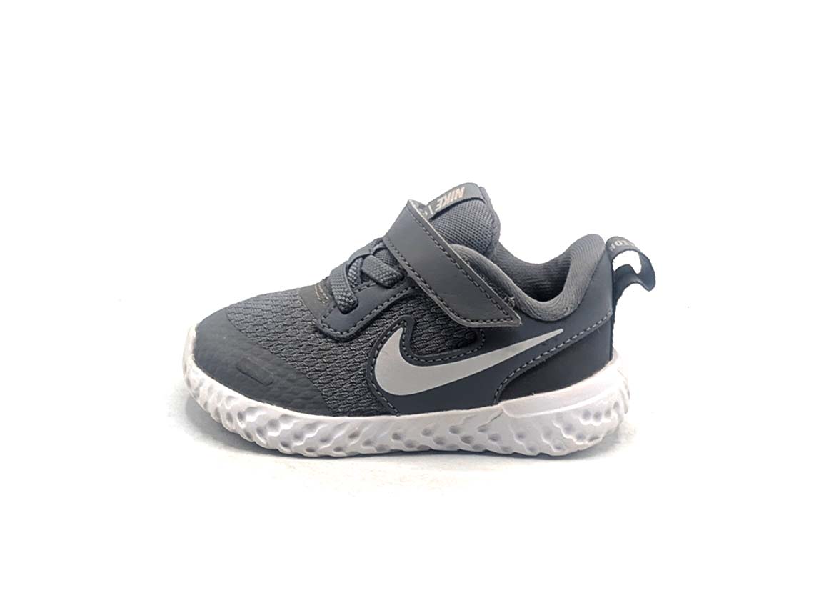 Nike Revolution 5