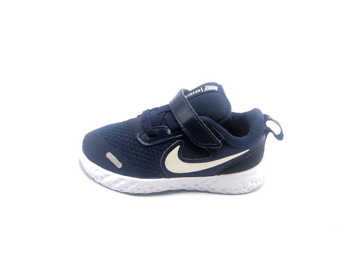 Nike Revolution 5