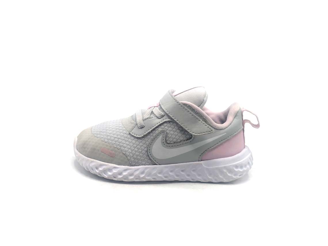 Nike Revolution 5
