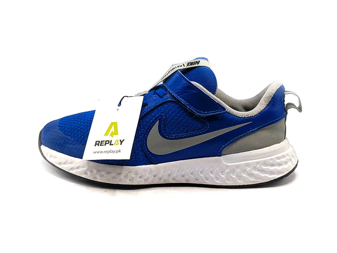 Nike Revolution 5