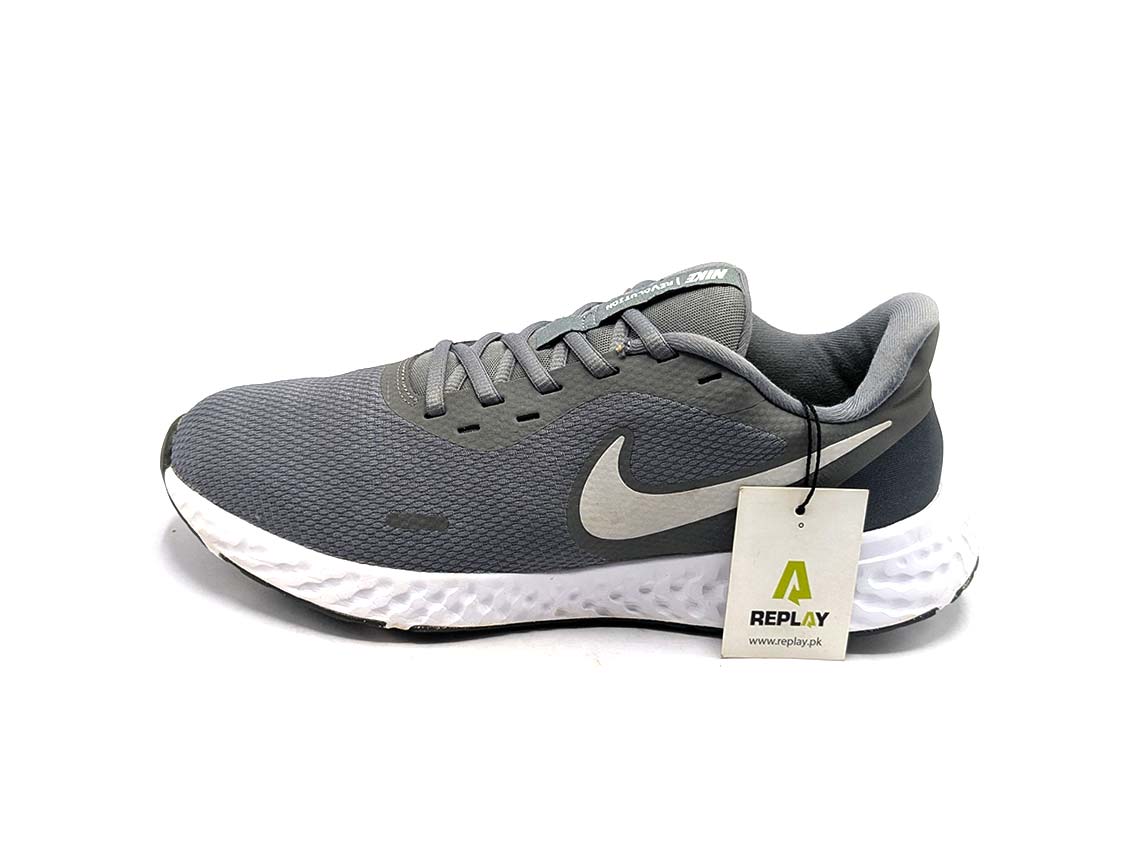 Nike Revolution 5